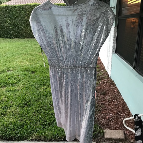 Dresses - Picture 4 of 8